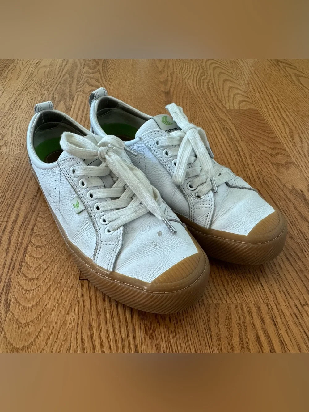 Cariuma women’s OCA low gum white premium leather sneaker | W10/M8.5